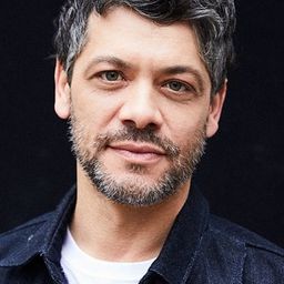 Carlo Ljubek 飾演 Paul