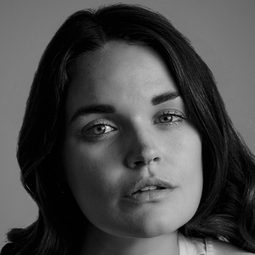 Laura Winter - 新秀就位：賓士賽車手基米安東內利演員 飾演Self