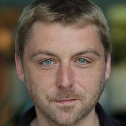 Alexandre Carrière 飾演 Hervé