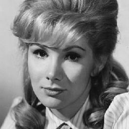 Susan Hampshire 飾演 Isabel