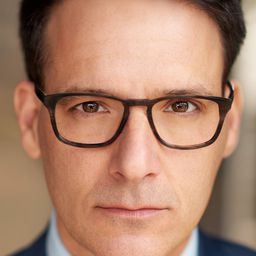 A.J. Tannen 飾演 Mike