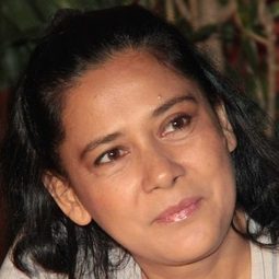 Lydia Kandou 飾演 Nenek