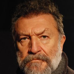 Tamer Levent 飾演 Ömer