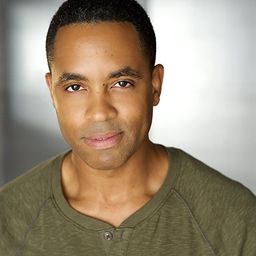 Dah-uh Morrow 飾演 Officer Cooper