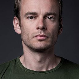 Thomas Ryckewaert 飾演 Hugo Maes