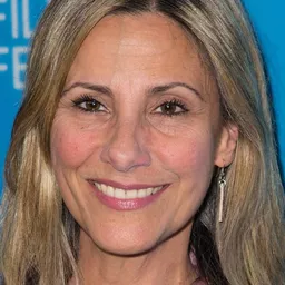 佐伊·卡里德斯 飾演 President Wallace