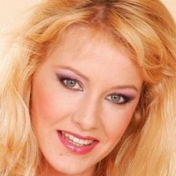 Natalli DiAngelo 飾演 