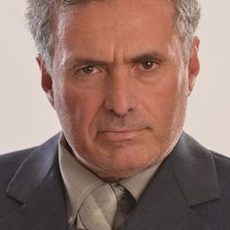 Nicola Calì 飾演 Totò Riina