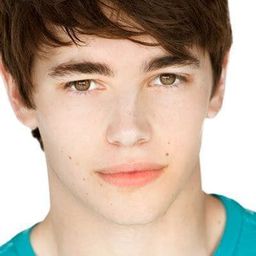 Evan Crooks 飾演 Mikey