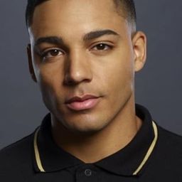 Michael Evans Behling 飾演 Jackson Stone