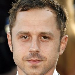 喬凡尼·雷比西 飾演 John