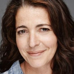 羅拉娜維絲 飾演 Beatriz