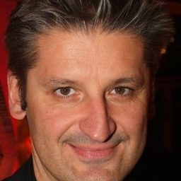 Hartmut Engler 飾演 Buster (singing voice)