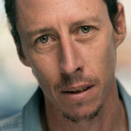 Brendan Bacon 飾演 Anton