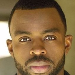 Yinka Adeboyeku 飾演 Khalil