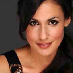 Adreana Gonzalez 飾演 Izzy's Niece