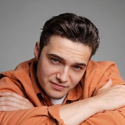 Lachlan Engeler 飾演 Airman (Phone)