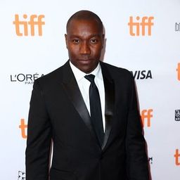 Warren Belle 飾演 Max