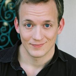 Neil Campbell 飾演 Father