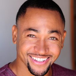 Percy Daggs III 飾演 Carlyle