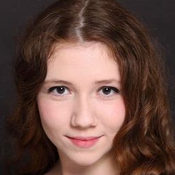 Ece Yüksel 飾演 Gulten
