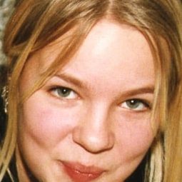 Mia Maria Back 飾演 Louise