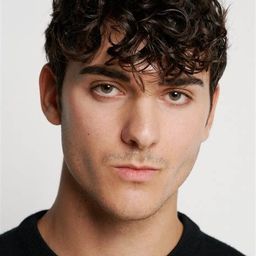 Sergio Abelaira 飾演 Elias