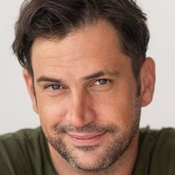 葛朗·波格丹 飾演 Karlo