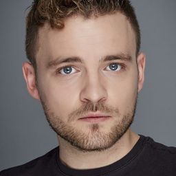 亞當·葉傑斯基 飾演 Charly