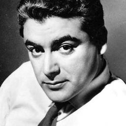 Alberto Farnese 飾演 The Governor