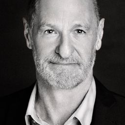 Roger La Rue 飾演 Tall Officer