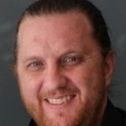 Aaron Toronto 飾演 ông Quý