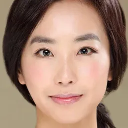 Jang Yun-sil 飾演 Reporter Kim