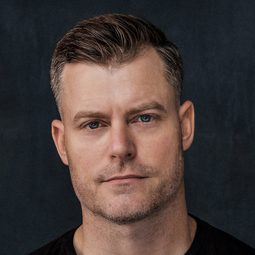 勞森·馬修·托波 - 紅色通緝令演員 飾演Exhausted Film Director in Bar