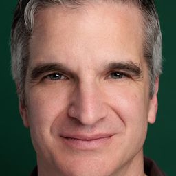 Stephen Radochia 飾演 Graham Morris