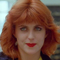 Joey Kennedy 飾演 Helen Sharpton