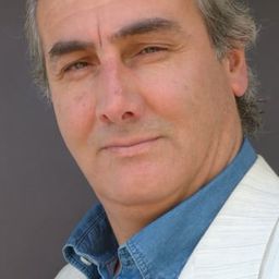 Luis Vitalino Grandón - 流亡詩人聶魯達演員 飾演Border guard in Argentina