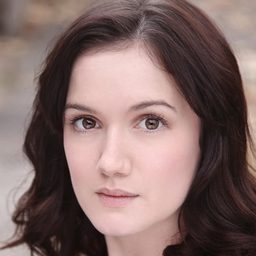 Sara Lloyd-Gregory 飾演 Woman with Baby