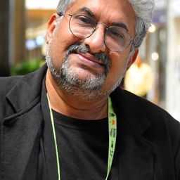 Shyamaprasad 飾演 R. Varadarajan