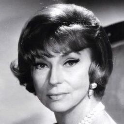 Agnes Moorehead 飾演 Queen Maria Dominika