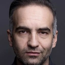 納迪爾·薩里巴恰克 飾演 Cenk