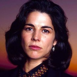 Justine Miceli 飾演 Elena Franco