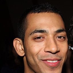 Justin Johnston 飾演 Angel Schunard