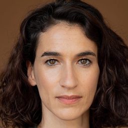 Rita Brutt 飾演 Ana Rosa