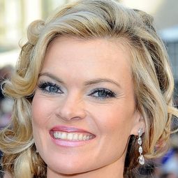 蜜西·派兒 - 真愛導遊演員 飾演Mona