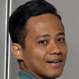 穆哈克利·艾裘 - 錯愛天堂 2演員 飾演Panji Rindu Alam