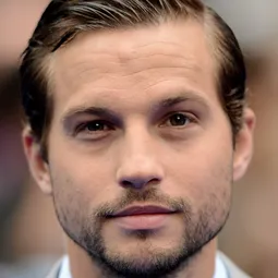 羅根·馬歇爾-格林 飾演 Charlie Holloway