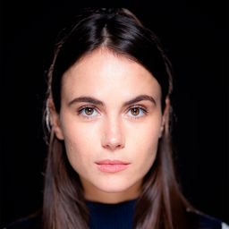 Charlotte Timmers 飾演 Flora