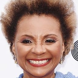 萊絲莉·奧甘斯 飾演 Blind Al