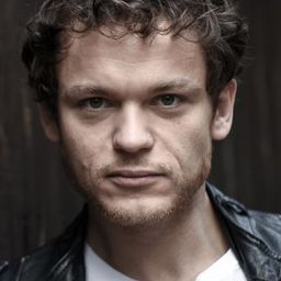 Marlon Kittel 飾演 Freddie